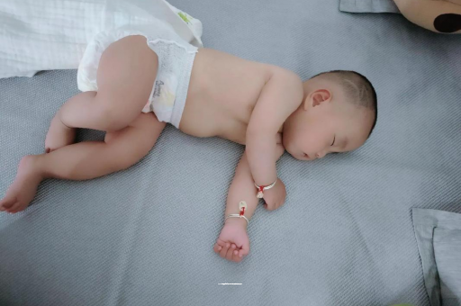 黔东三个月宝宝抬头不稳